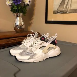 Nike white Huarache shoes woman’s 6